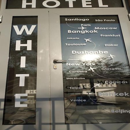 White Hotel & Hostel Bichkek Extérieur photo
